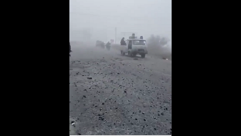 俄軍的突擊部隊在濃霧與惡劣天氣的掩護下推進，數十名士兵騎著改裝摩托車、駕駛受損卡車、甚至徒步前行，試圖突破烏軍防線。   圖:翻攝自影片