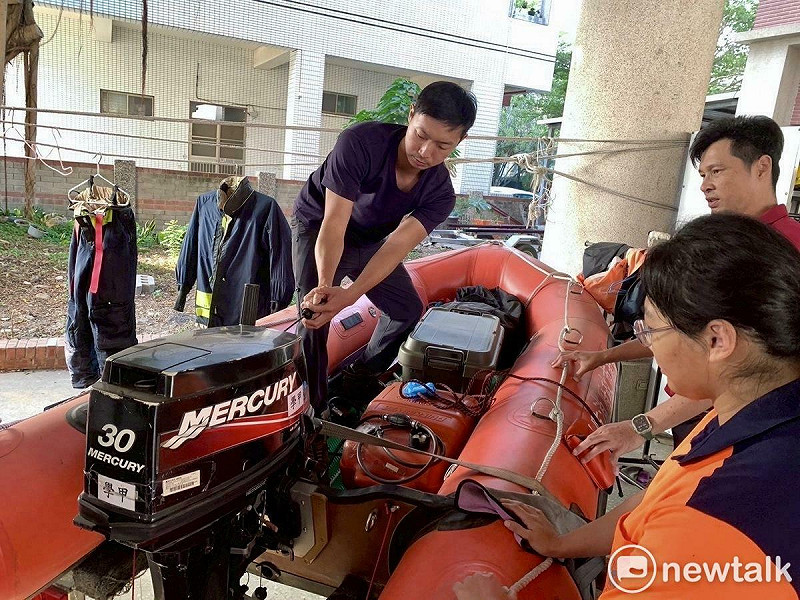 消防局為因應颱風期間可能發生的災害搶救作業，已完成各項救災能量盤點，包括消防人員1,065人、義消2,235人、救災車輛408輛及救生船艇138艘，同時與6個民間救難團體保持密切聯繫，必要時可出動167名人力支援。   圖：台南市政府提供