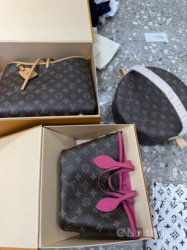 刑事局獲報，台北市東區某間商家涉公開販售多項仿冒精品，業者親赴中國選貨，以成本價的3至4倍價格牟取暴利，經長期偵搜後逮3嫌送辦，並查扣近600件假貨。（翻攝照片）中央社記者黃麗芸傳真　114年11月11日   