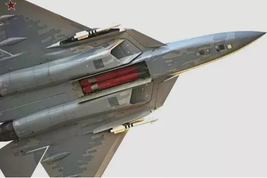 前部武器艙在機腹中央，此次蘇-57 攜帶了兩枚 Kh-58UShK 反輻射導彈。   圖：翻攝自 騰訊網 蔣蔣烽火談