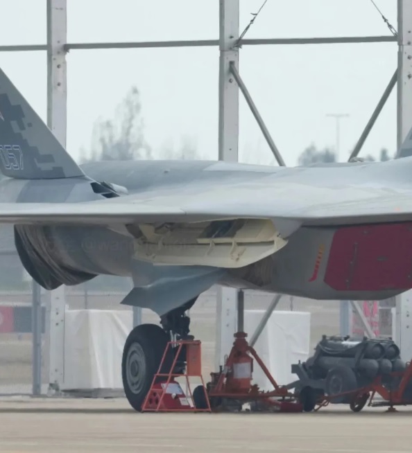 側面武器艙則各攜帶了一枚 R-74M2 近距離格鬥導彈。   圖：翻攝自 騰訊網 蔣蔣烽火談