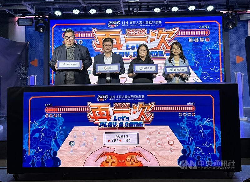 2025大專籃球聯賽新賽季將於11月14日開戰，11日在台北舉行賽前記者會，喊出「再一次」的新口號，運動部常務次長洪志昌（左2）出席見證。中央社記者黎建忠攝　114年11月11日   