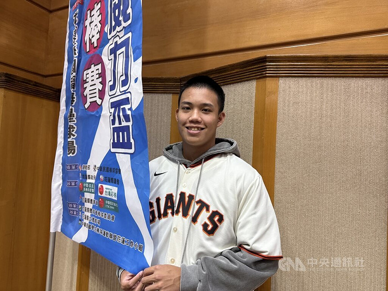 美膱舊金山巨人隊投手陽念希（圖）旅美首個賽季，表示將多練二縫線速球，教練團希望讓直球角度更多元，季後目標增重，也要增加上半身活動度。圖為陽念希出席台彩威力盃記者會。中央社記者謝靜雯攝　114年11月11日   