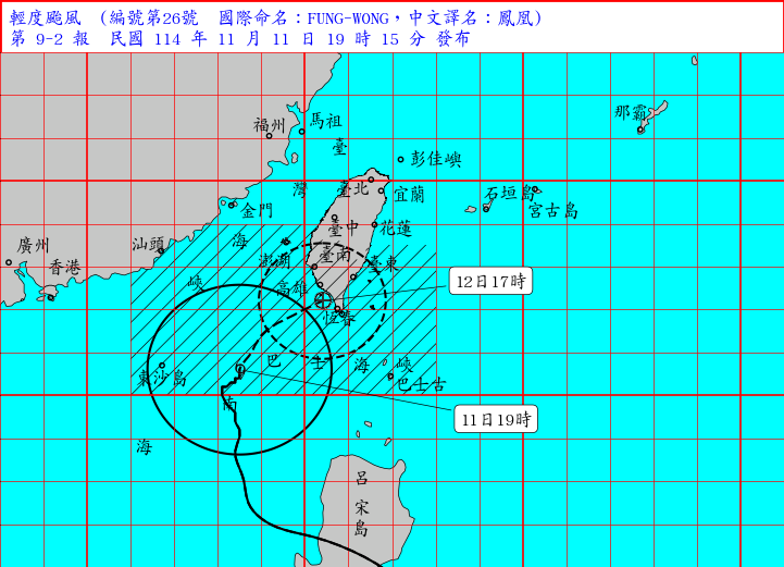 鳳凰颱風持續逼近台灣，據中央氣象署最新資料顯示，颱風中心目前在鵝鑾鼻西南西方海面，向北北東轉東北東移動，暴風圈正逐漸進入臺灣西南方近海，對嘉義、台南、高雄、屏東、台東、恆春半島將構成威脅，預計此颱風強度有持續減弱且暴風圈亦有縮小的趨勢。   圖：中央氣象署 / 提供