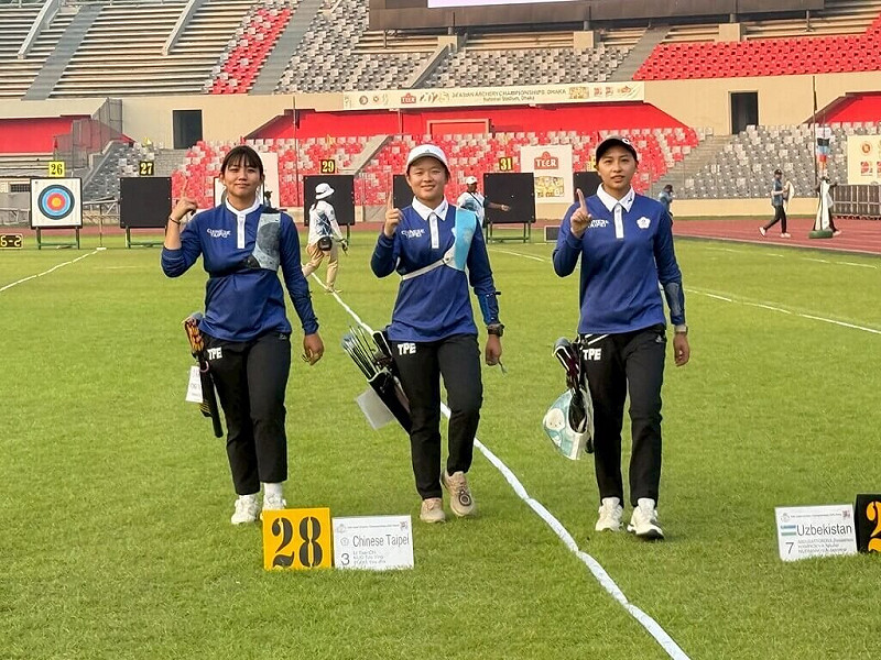 亞洲射箭錦標賽在巴林舉行，台灣女團風佑築（左起）、李彩綺及郭紫穎11日一路過關斬將，將和韓國隊爭金牌。（中華民國射箭協會提供）中央社記者黎建忠傳真　114年11月11日   