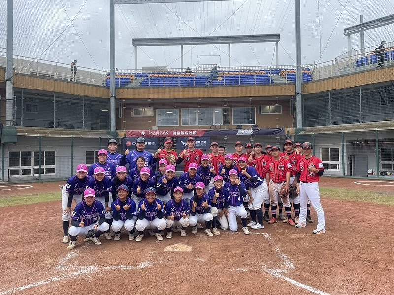 黑豹旗青棒賽女子組冠軍士林高商，11日與混合組金門農工交手，金門農工以11比0、5局搶勝，晉級32強。圖為賽後兩隊合影。（金門農工提供）中央社記者謝靜雯傳真　114年11月11日   