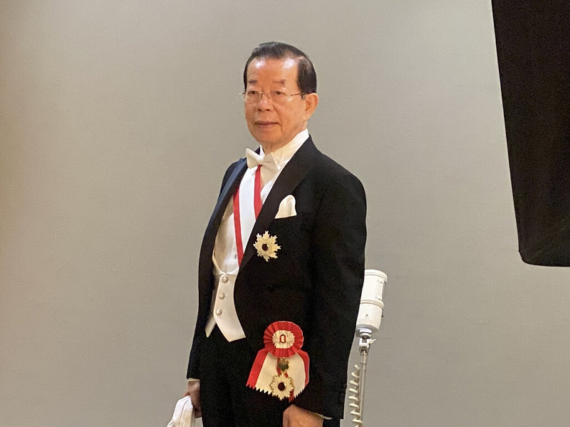 日本秋季授勳的大綬章親授式11日於皇居舉行，總統府資政、前駐日代表謝長廷獲授「旭日大綬章」。他表示，這份榮耀並非個人功勞，而是許多人共同努力的成果。   圖：謝長廷提供