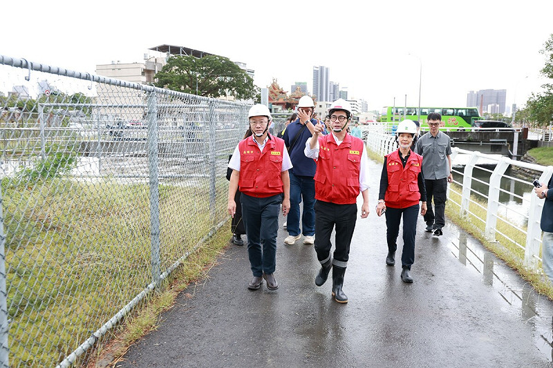 陳其邁(前排中)視察鼓山三路抽水站。   圖：高雄市政府/提供