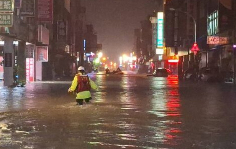 宜蘭下起暴雨，蘇澳災情慘重，主要街道淹水。   圖：蘇澳鎮公所提供