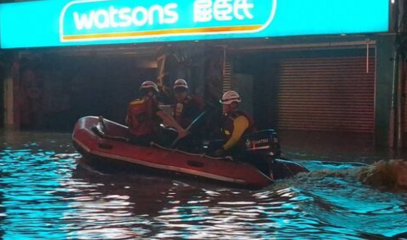 宜蘭下起暴雨，蘇澳災情慘重，主要街道淹水。   圖：蘇澳鎮公所提供