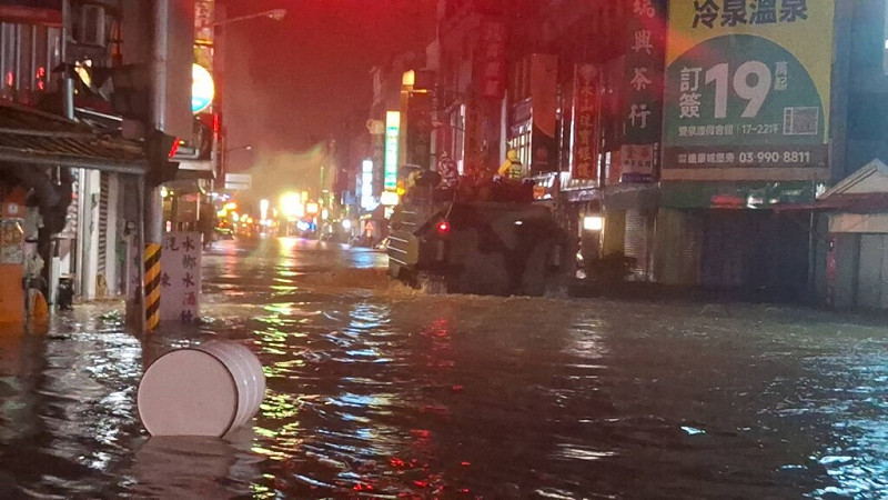 宜蘭下起暴雨，蘇澳災情慘重，主要街道淹水。   圖：蘇澳鎮公所提供