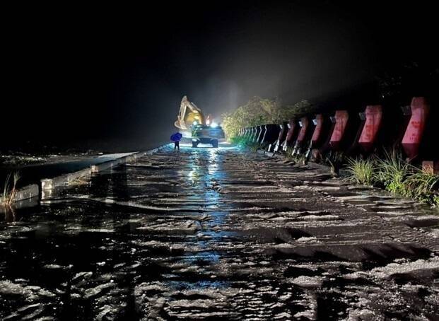 花蓮縣萬榮鄉明利村淹水，水利署緊急處置防堵溢淹。   圖：水利署提供