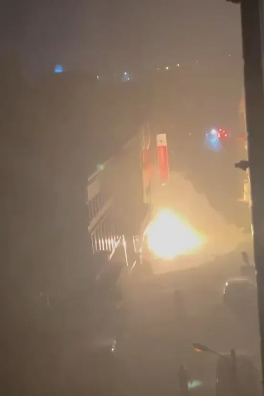 民眾目睹變電箱爆炸，火光閃爍後整條街道瞬間陷入黑暗。   圖：翻攝Threads @night._.11.5