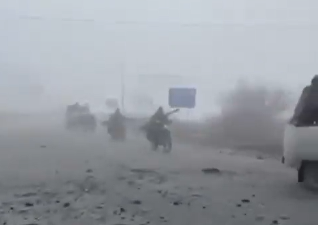 數名俄軍藉濃霧掩護,騎摩托車穿梭。圖:翻攝自 X《Clément Molin》 數名俄軍藉濃霧掩護,騎摩托車穿梭。圖:翻攝自 X《Clément Molin》