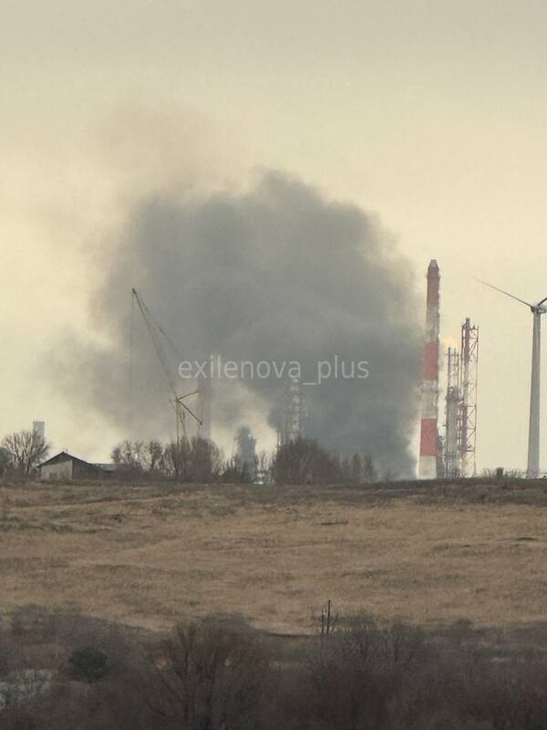 奧爾斯克石油合成廠再次燃起大火。 圖:翻攝自X帳號@nexta_tv 奧爾斯克石油合成廠再次燃起大火。 圖:翻攝自X帳號@nexta_tv