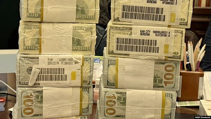 由於澤連斯基曾在 7 月時試圖削弱反腐機構的獨立性，有網友分析認為，此次的貪腐事件爆料可能是一次針對澤連斯基的「反擊行動」。   圖：翻攝自 @IslanderWORLD X 帳號