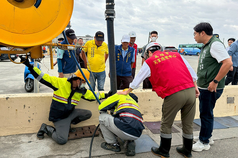陳其邁(右二)慰勉巡查道路側溝的人員在颱風期間仍堅守崗位。   圖：高雄市政府/提供