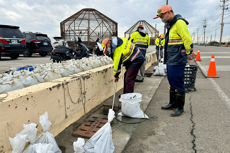 清潔隊員把握時間加強清疏，確保洩水孔與側溝暢通。   圖：高雄市政府/提供