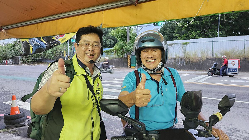 薛兆基(左)趁著鳳凰颱風登陸前，徒步拜訪左營區三里。   圖：薛兆基競選總部/提供