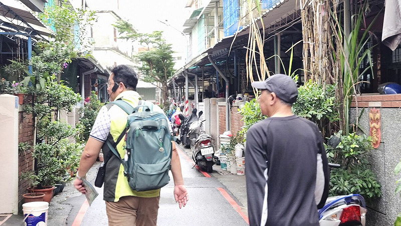 薛兆基(左)徒步走進左營區巷弄拜票。   圖：薛兆基競選總部/提供