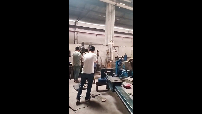 甚至有工人為了討要薪資，決定變賣工廠設備。   圖：擷取自 @whyyoutouzhele X 分享影片