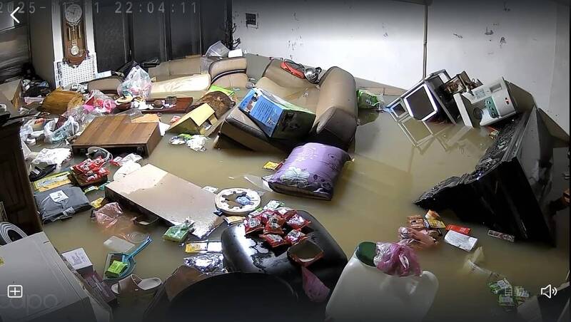 網友分享宜蘭災情，直言要回家當鏟子超人。   圖：翻攝自Threads