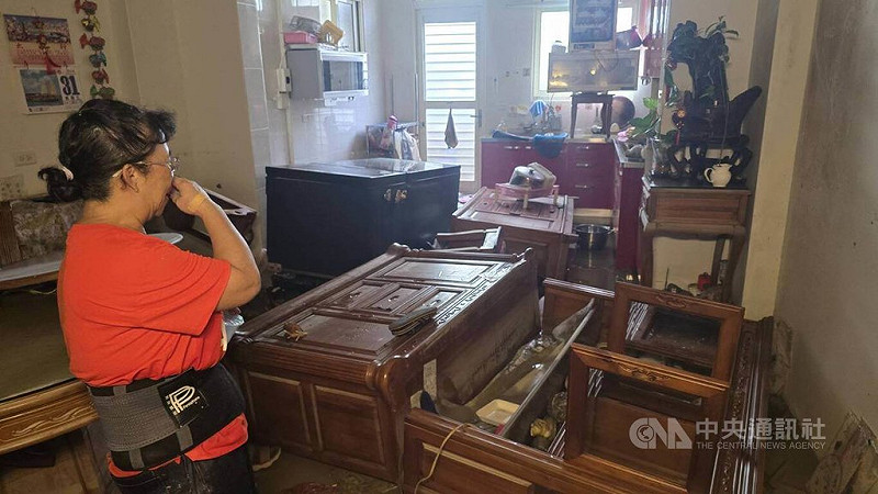 宜蘭縣蘇澳鎮11日晚上時隔15年再遇大水患，積水最深處超過1層樓高。12日上午，積水消退，民眾忙著整理家園，也難過家電幾乎全毀。中央社記者沈如峰宜蘭縣攝　114年11月12日   