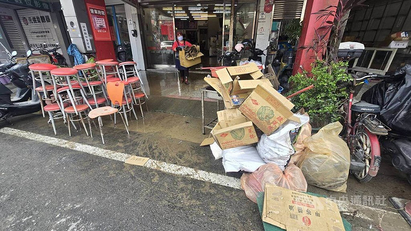 宜蘭縣蘇澳鎮11日晚上時隔15年再遇大水患，積水最深處超過1層樓高。12日上午，積水幾乎全消退，民眾忙著整理家園。中央社記者沈如峰宜蘭縣攝　114年11月12日   