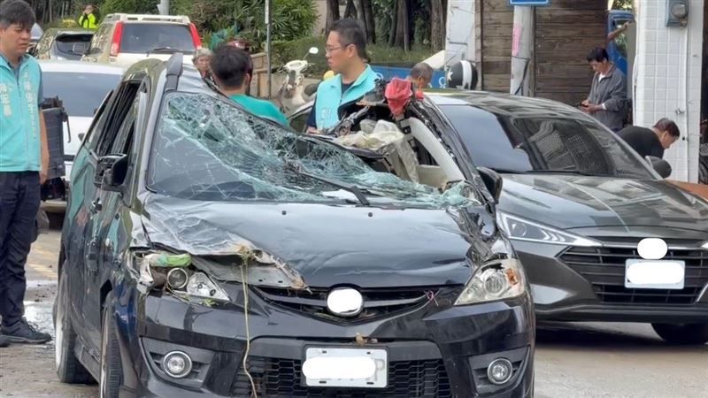 宜蘭昨晚淹水，國軍出動AAV7兩棲突擊車救援，拋錨車輛遭輾過毀損。   圖：翻攝畫面