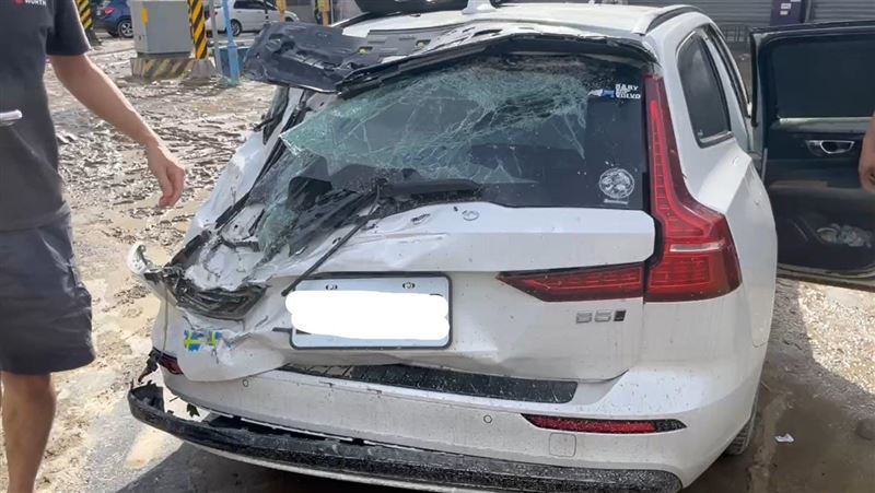 車主面對愛車毀損相當無奈，但也感謝國軍救災。   圖：翻攝畫面