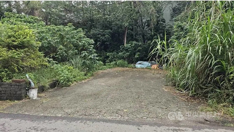 桃園市李姓男子17年前因殺害歐姓女友遭判刑18年6月入監，於民國108年假釋；李男10日上午至周姓前女友平鎮區住處前要談判，因不滿周女態度、在周女住處附近空地將她勒斃。（翻攝照片）中央社記者葉臻傳真　114年11月12日   