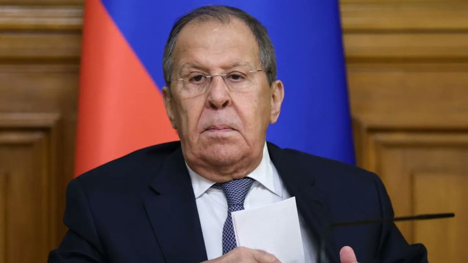 俄羅斯外交部長拉夫羅夫也公開表態，宣稱俄羅斯願意與美國討論「雙普會」的相關細節。但拉夫羅夫也提出警告，呼籲包含美國在內的「核武大國」不要重啟核試驗，「否則俄羅斯可能採取同樣的做法」。   圖：翻攝自 @nexta_tv X 帳號