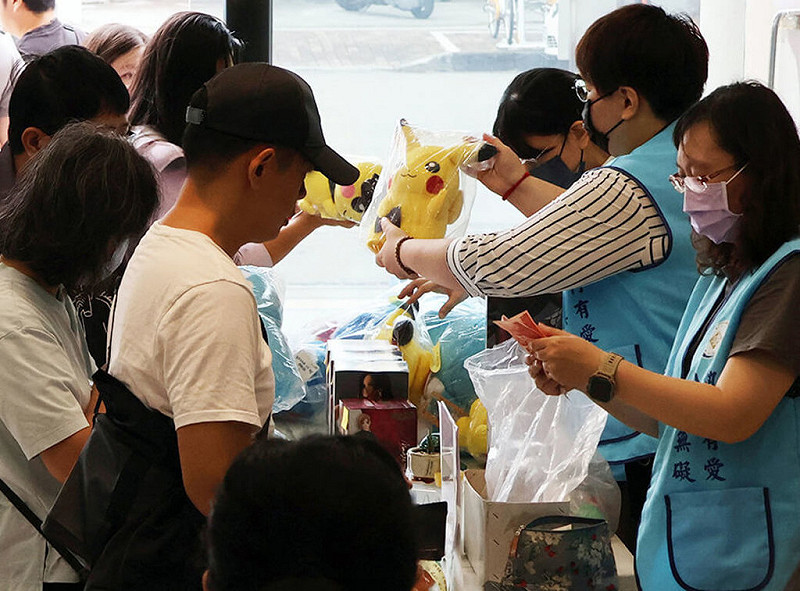 法務部行政執行署嘉義分署11日舉辦案件查扣物、執行案件拍賣會，拍賣品中包含熱門動漫鬼滅之刃、寶可夢等公仔、玩偶，僅以市價3成變賣，吸引民眾搶購。（行政執行署嘉義分署提供）中央社記者黃國芳傳真　114年11月12日   