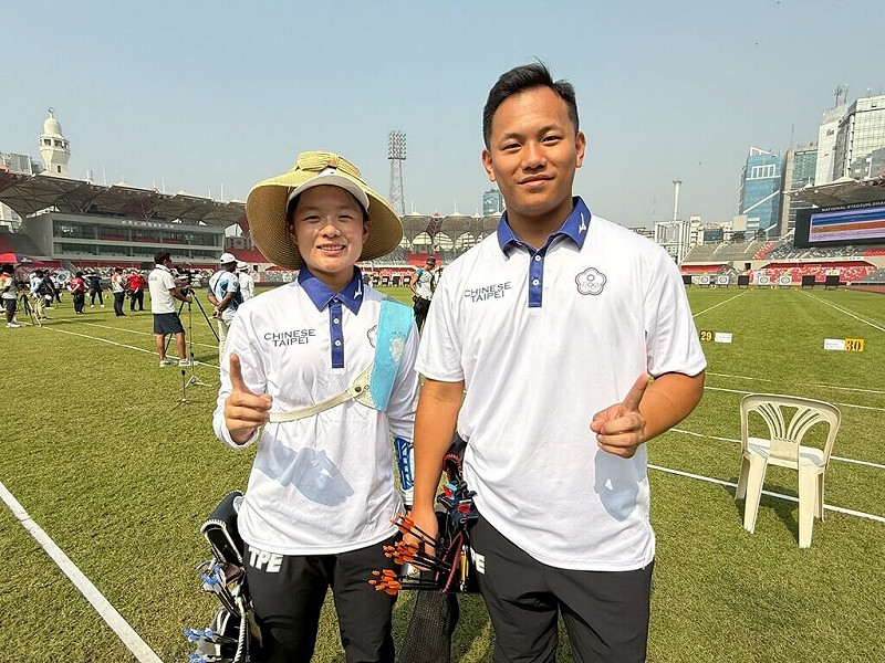 在孟加拉舉行的2025亞洲射箭錦標賽，台灣好手戴宇軒（右）、李彩綺（左）於反曲弓混合團體淘汰賽一路過關斬將，12日順利晉級金牌戰，有機會爭取隊史睽違10年的亞錦賽金牌。（射箭協會提供）中央社記者陳容琛傳真　114年11月12日   