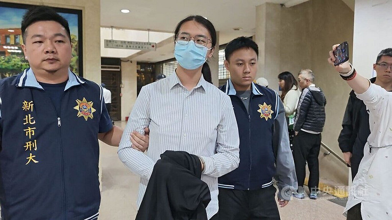 檢警獲報指3名律師為假投資詐欺集團辯護時，涉嫌洩密給其他共犯，已諭令3人交保，後序再查出孫姓律師（左2）也涉嫌洩密，12日發動搜索拘提，警方詢後將孫男移送北檢複訊。中央社記者劉世怡攝　114年11月12日   