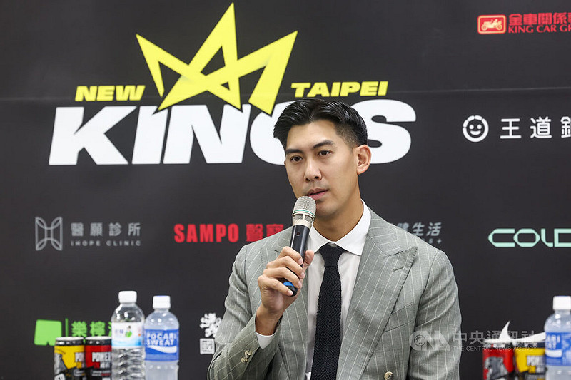 台灣職業籃球大聯盟（TPBL）新北國王隊總經理毛加恩12日在新莊體育館受訪，說明球隊更換總教練的考量。中央社記者王騰毅攝　114年11月12日   