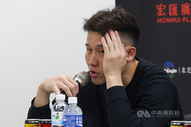 台灣職業籃球大聯盟（TPBL）新北國王隊12日逆轉擊敗福爾摩沙夢想家隊，拿下換帥後首勝。國王當家球星李愷諺（圖）賽後哽咽表示，從小帶自己長大的外公日前離世，這場比賽想打給天上的外公看。中央社記者王騰毅攝　114年11月12日   