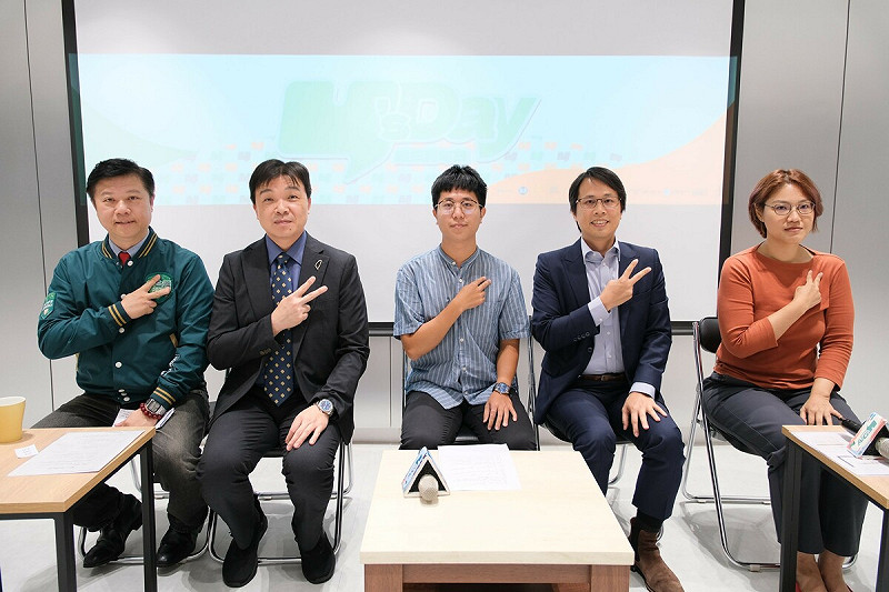 Y’s Day「週三青年日」13日舉辦第130場「九二共識有共識嗎？九二共識的前世與今生」。舞台上由左到右依序為吳峻鋕、沈有忠、張育萌、黎寶文、郭玫岑。   圖：Y’s Day「週三青年日」提供