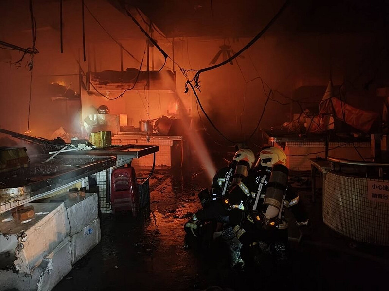 澎湖最大的馬公北辰市場，13日凌晨傳火警，警消近1小時灌救撲滅，燒毀多個攤販，幸未傳出人員傷亡，起火原因由消防局調查釐清。（澎湖縣消防局提供）  中央社    114年11月13日   