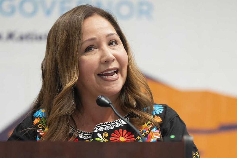 文件公佈後數小時，新上任的民主黨眾議員阿德麗塔·格里哈爾瓦（Adelita Grijalva） 立即簽署解除審查請願書，要求國會就「是否指示司法部公開艾普斯坦檔案」進行投票。她的簽名成為第218位支持者，正式觸發強制表決程序。   圖：擷取自 X 帳號@DisavowTrump20