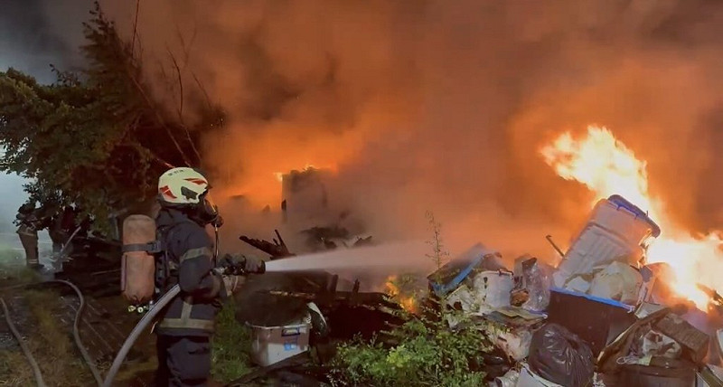 台南市安南區民宅13日凌晨發生火警，且波及隔壁住戶，屋內蔡姓男子燒燙傷逃出送醫，消防人員緊急灌救撲滅火勢。（台南市消防局提供）中央社記者張榮祥台南傳真　114年11月13日   