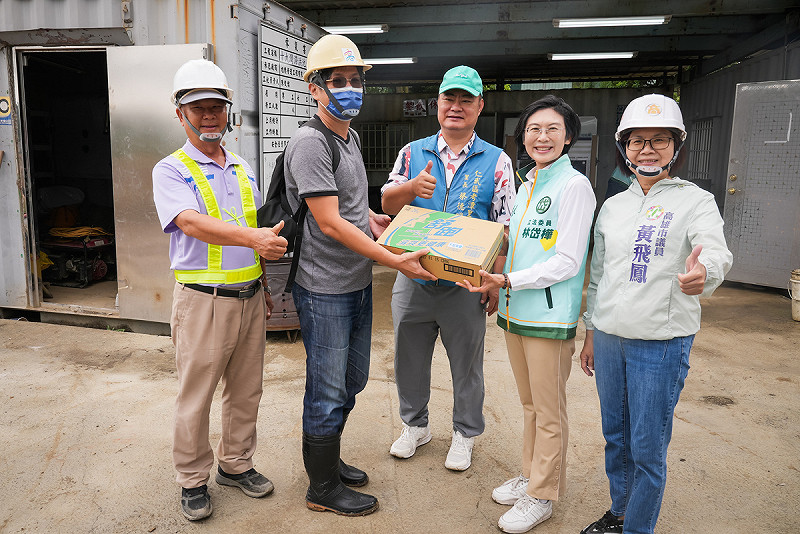 林岱樺(右二)慰勞日夜堅守崗位的水利工程團隊。   圖：林岱樺辦公室/提供
