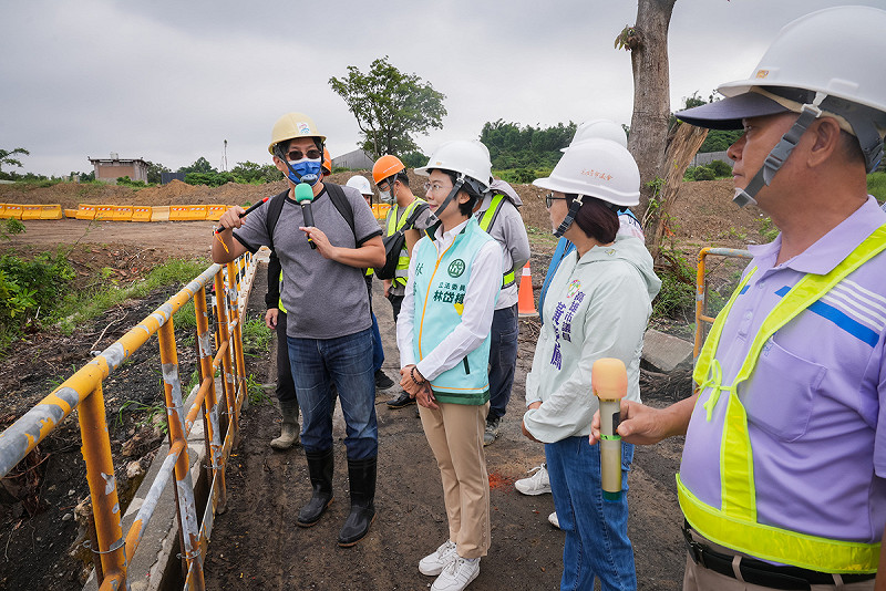 林岱樺(左二)前往仁武十九灣滯洪池關心防災及施工進度=.    圖：林岱樺辦公室/提供