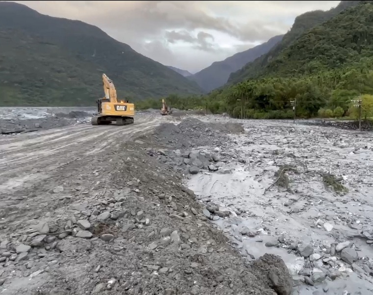 水利署徹夜趕工已完成河道改道及封堵，今日力拼明利村復原工作。   圖：水利署／提供