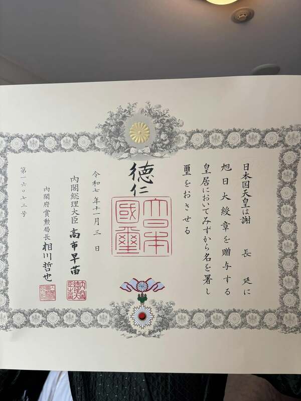  謝長廷獲日本德仁天皇親授「旭日大綬章」，並由高市早苗頒發證書。 圖：翻攝自謝長廷臉書 