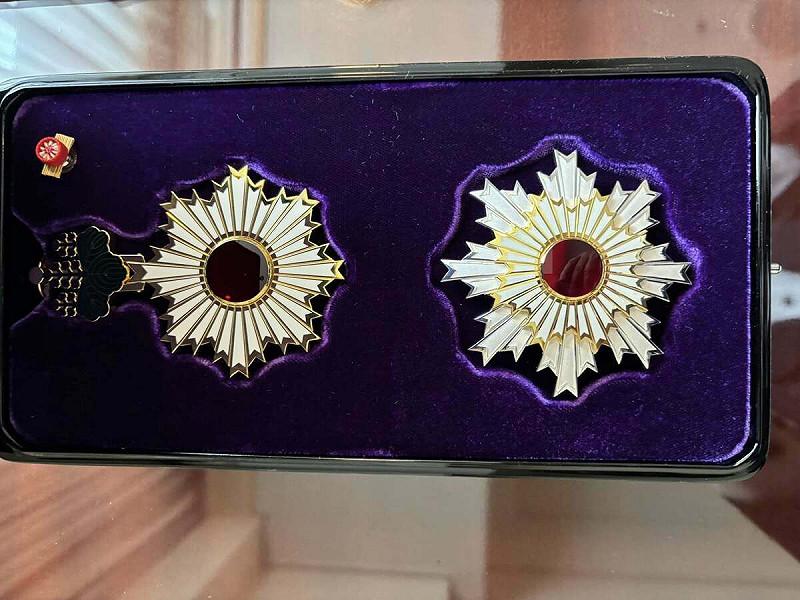  謝長廷獲日本德仁天皇親授「旭日大綬章」。 圖：翻攝自謝長廷臉書 