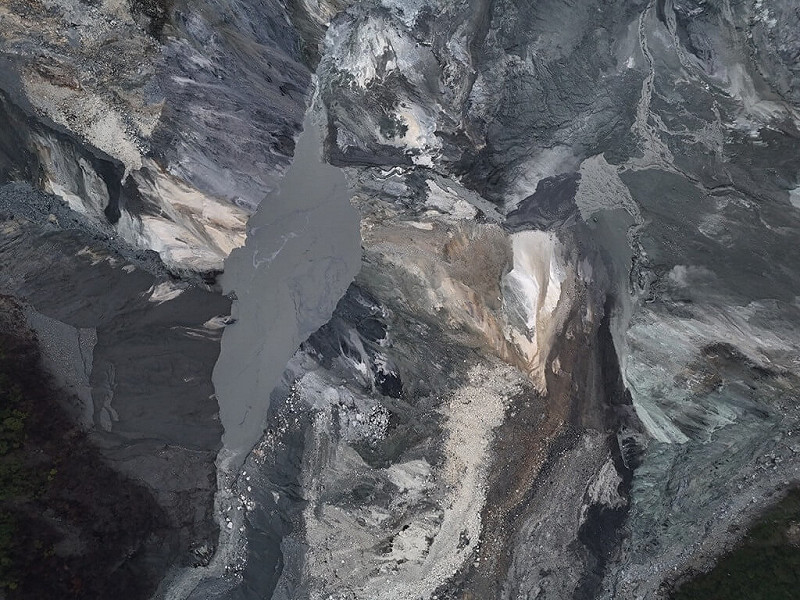 今日清晨林保署花蓮分署以無人機進行堰塞湖空拍，發現溢流口下方300米，新增一處堰塞湖。   圖：林保署／提供