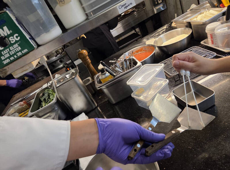 台北市衛生局派員稽查，現場查獲冷藏冰箱門邊不潔、冷藏冰箱內食材未覆蓋等缺失。   圖：台北市衛生局提供