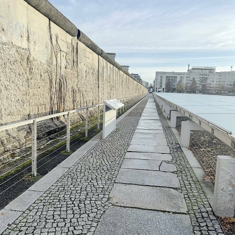 蔡英文站在昔日的柏林圍牆時，內心充滿感觸。   圖：翻攝自蔡英文臉書