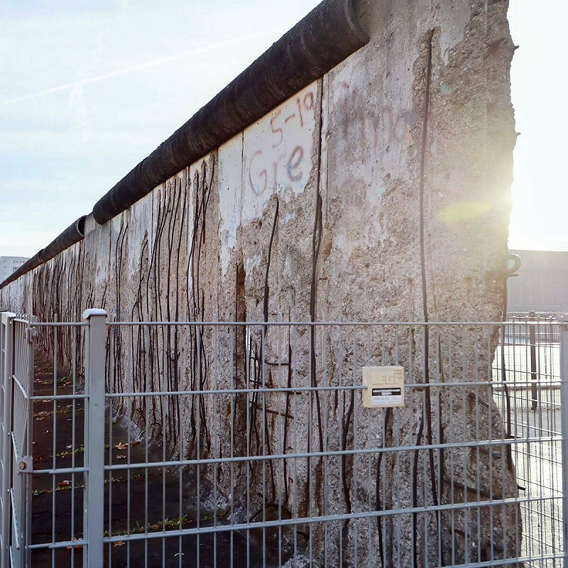 蔡英文站在昔日的柏林圍牆,並呼應沈伯洋,我們絕不會退縮。 圖:翻攝自蔡英文臉書 蔡英文站在昔日的柏林圍牆,並呼應沈伯洋,我們絕不會退縮。 圖:翻攝自蔡英文臉書